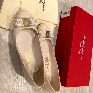 Salvatore Ferragamo Vara Pump Cream Size 7